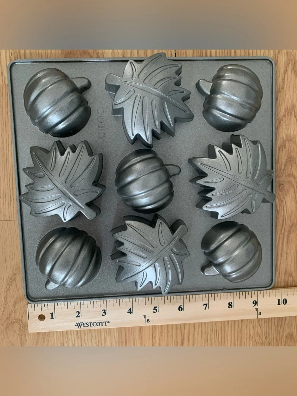CIROA Cast Aluminum Pumpkin Leaf Shape 9 Units Non-stick Cake Pan Halloween Fall